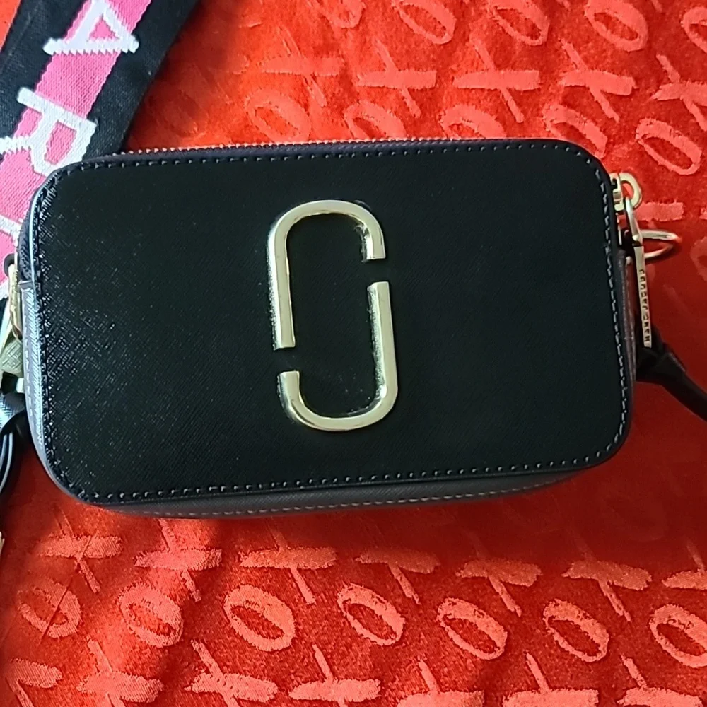 Marc Jacobs snapshot bag. Comes with pink bag strap. - Picture 1 of 6